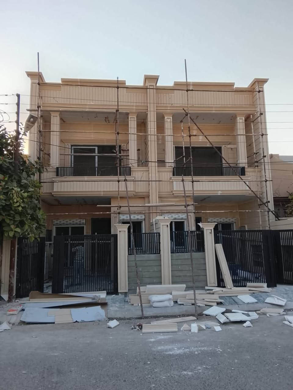 اسطه ديكورات الفوم الفلين الخارجي +صباغ شغل هندسي
***********

