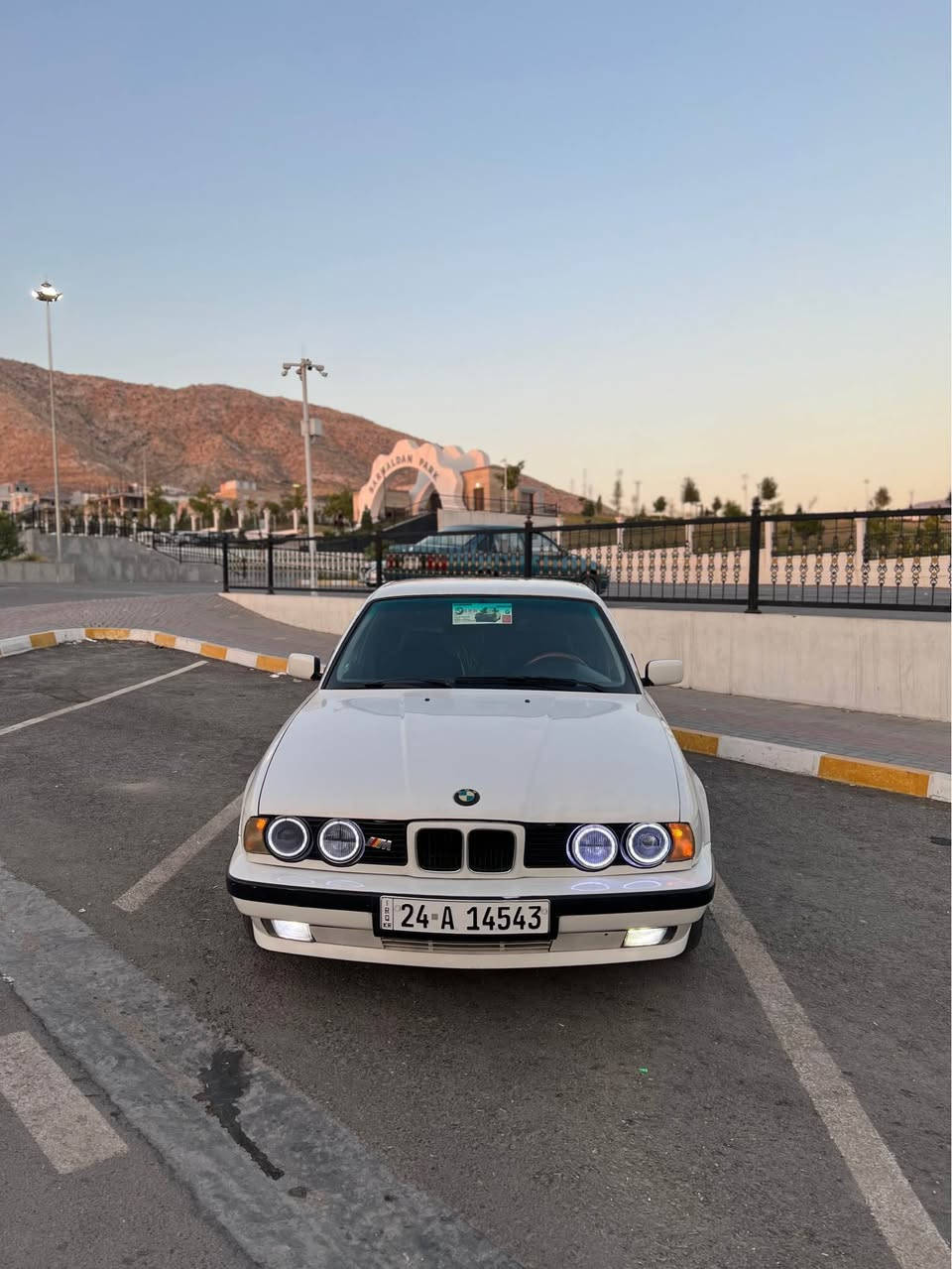 بو فروتني 525i موديل1990 گيرعادي دووجام كاره بايي بي دعم و سبغ رقم دهوك جديد غرامه سفر 
گيرو مه كينه تحويل بشرت سعر52 و مجال 
رقم تلفون *********** دهوك, العراق
