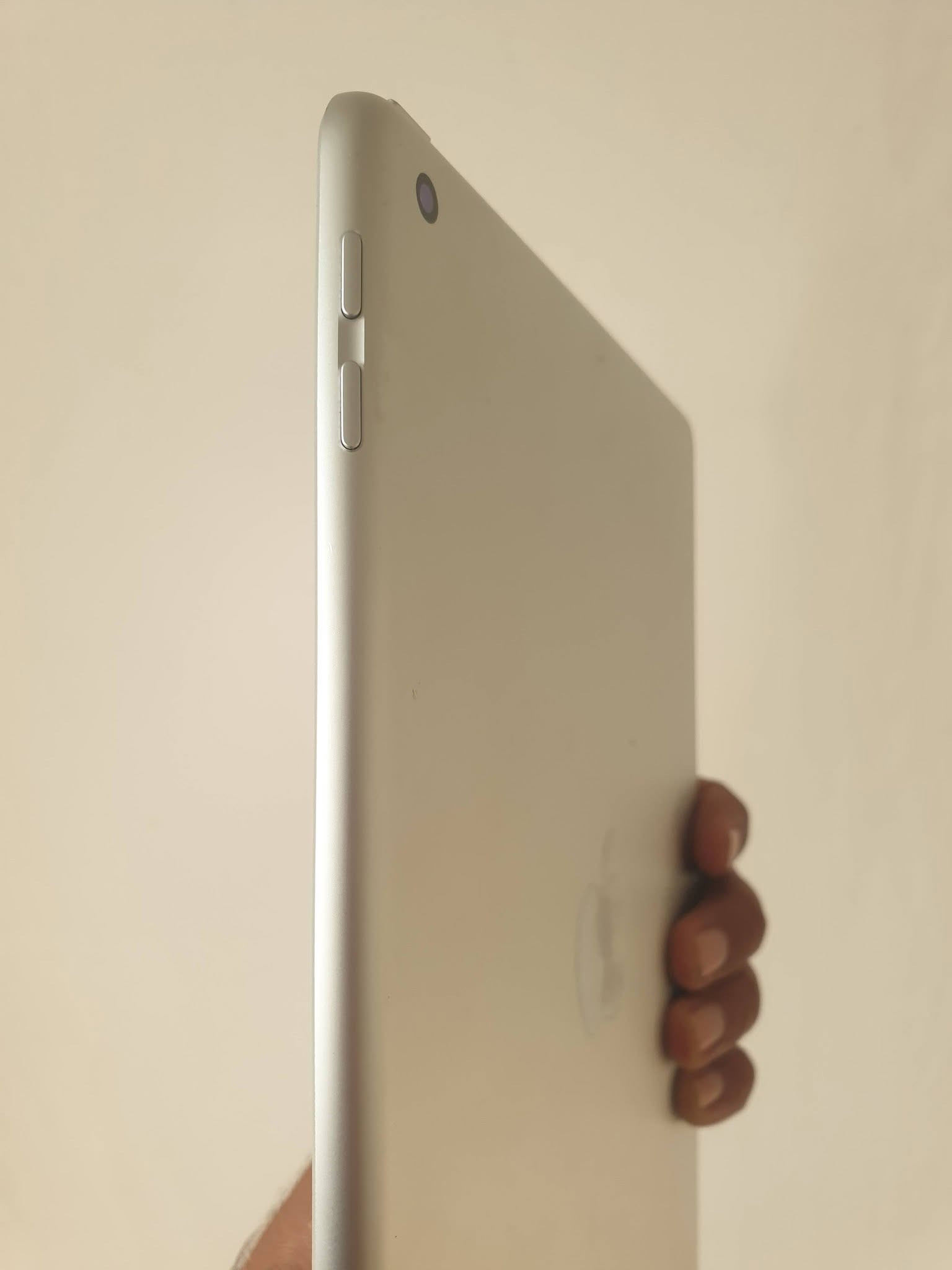 ايباد الجيل السادس • ٣٢ غ.ب. • بطارية ١٠٠٪