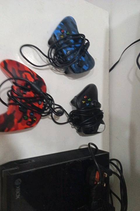 XBox ONE

 معه ثلاثة يدات بسعر 159
