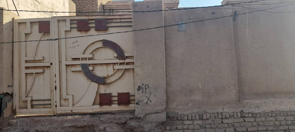 بيت للبيع حي  ملحق التعاون 
نصف الركن مساحه
٣٠٠م  بناء قديم 
الواجهة ١٥
نزال ٢٠ م
ينباع كله او نص 
من العقار
الاستفسار 
***********

