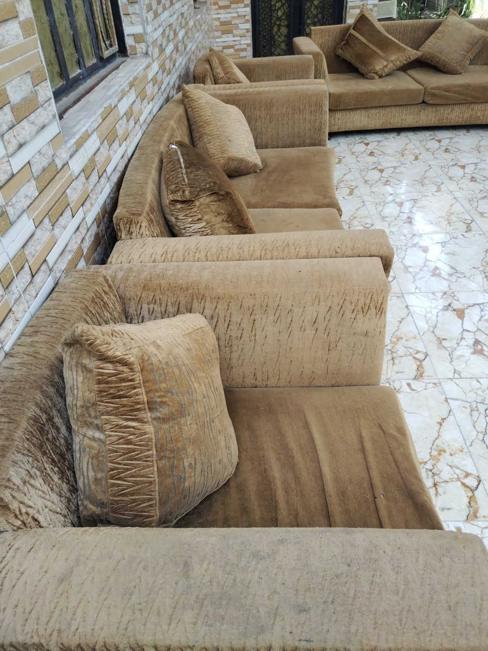 متاح تخم قنفات 4 قطع*
*الوصف:*
- *العدد*: 4 قطع
- *القياس*: قطعتين طول 2 متر + قطعتين طول 1 متر 
- نظيف، القماش قوي ومابي قطع
- *المخاد*: موجودة وياها

*المكان*: ابي الخصيب - البصرة
*السعر*: 250 ألف دينار وقابل للتفاوض البسيط
*للتواصل*: [***********]

تخم مرتب وعملي للصالة او الاستقبال.
