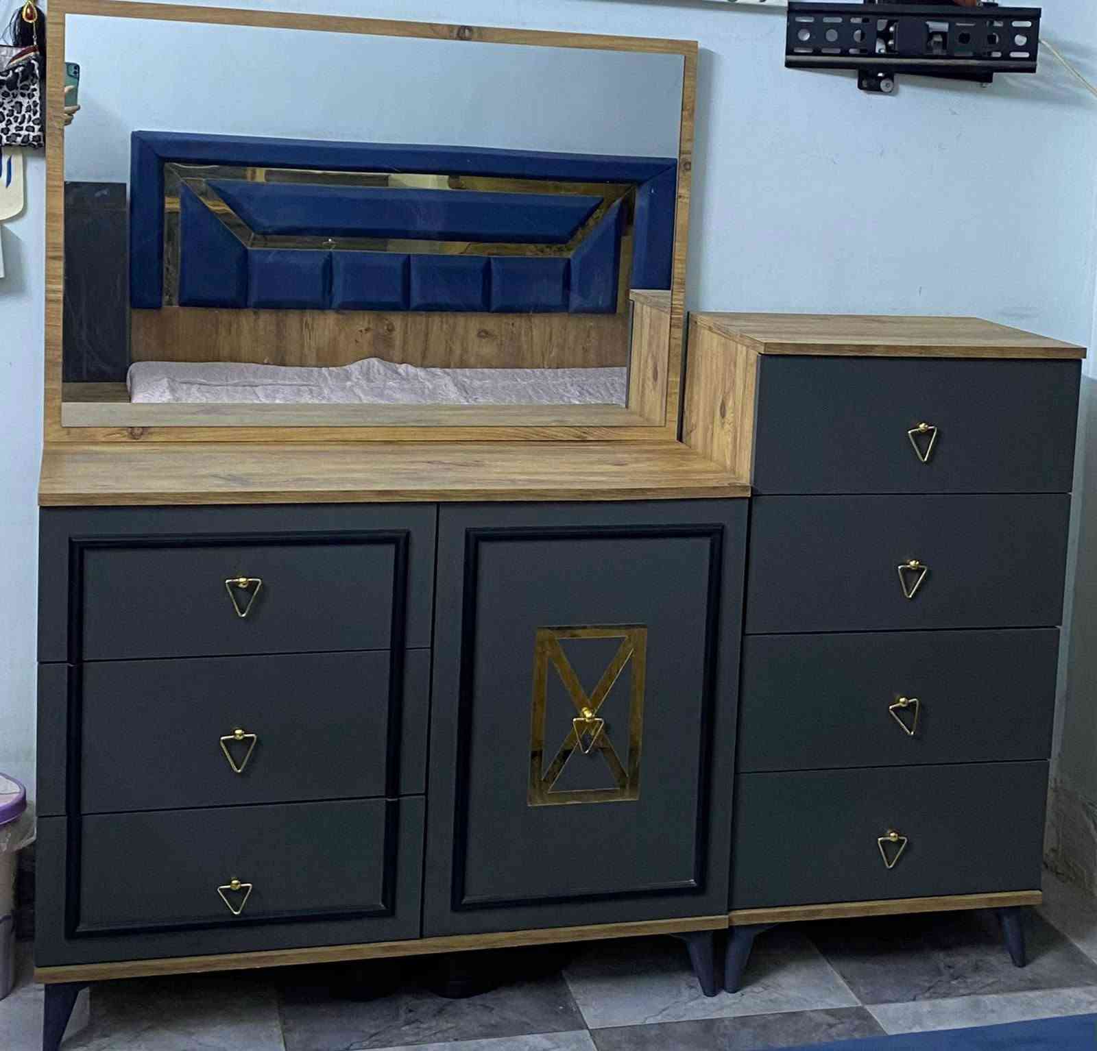 السلام عليكم غرفة نوم ٨ قطع نظيفه حيل سعر ٦٥٠ مكان بغداد حي العامل
***********
