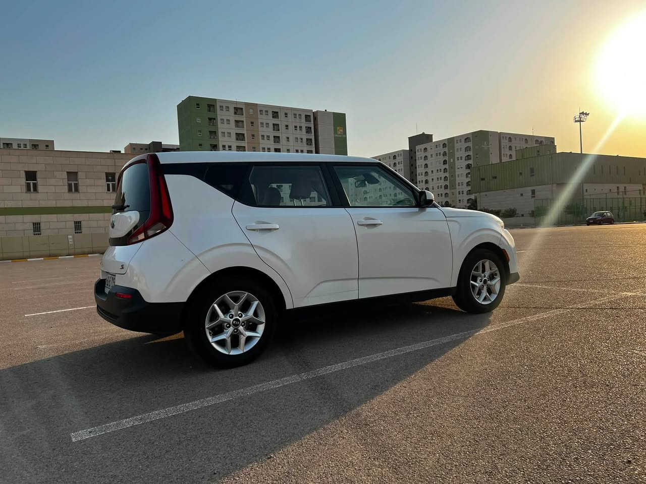 Kia Soul 2020 S 
امريكي مواصفات S
ماشية ١١١٠٠٠ كيلومتر 
المواصفات:
* محرك DOHC 2000
* تحكم استيرن 
* شاشة اصلية تدعم ابل كار بلي 
* تحديد مسار
*رادار امامي وخلفي
* شاشة اعطال
*مقاعد مخمل لون رصاصي
*توقف ذاتي
*حساسات
رقم اربيل تحويل او وكالة مضمونة
الحادث فقط بنيد بدون دواخل بدون ايرباك
بنيد تبديل مع الجامرلغ الايمن
مكان السيارة بغداد

السيارة جاهزة
للاستفسار الاتصال على
هـ : ***********
واتساب متوفر
