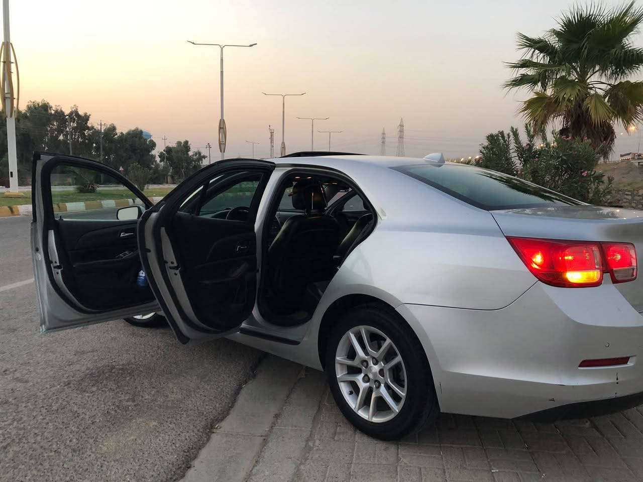 السلام عليك
ماليبو ٢٠١٣  
المواصفات lt فول ماعده البصمه
رقم بغداد بأسمي ارقام وهزه وسنويه كله جديد
المحرك 2500 تنفس طبيعي 
كير At
كير ومحرك وتبريد وتدفأه كله جاهز 
السعر85
للتواصل ***********

