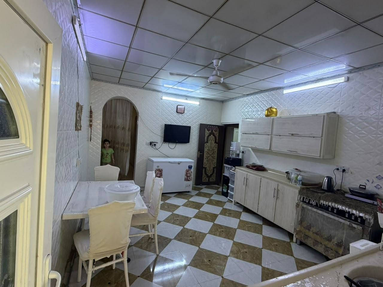 بيت للبيع يوسف بيك أول جسر صاير مساحه250متر مربع بناء طابقين كاشي سيراميك سقف ثانوي عدد غرف نوم3
استقبال 
مطبخ منور  حمام صحيات 2
كراج سياره حديقه ترك خلف البيت ماء متوفر 24 ساعه السعر 50مليون وبي مجال رقم الهاتف***********
