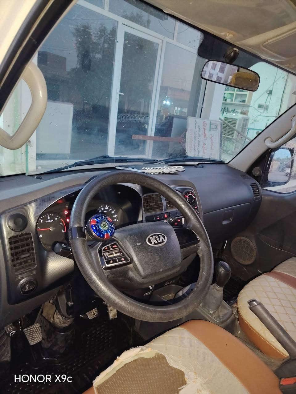 ى كيا بنكو موديل 22 ماشية 65 كامل من كل شي سيارة باسمي  تحويل ثاني يوم مابيهة اي نقص  سعر147 رقم الهاتف ***********

نص مكتوب في الصور:
- HONOR X9c