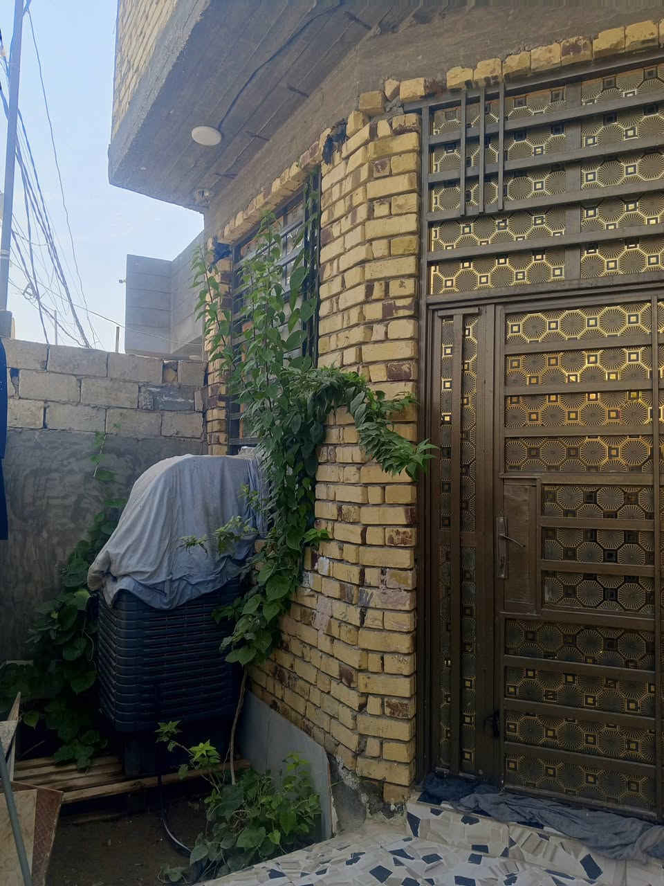 سلام عليكم دار للبيع المساحه 150متر
طابو زراعي سند 25 يحتوي الدار على غرف نوم عدد2
وكلدور وصاله ومطبخ بارد+مطبخ حار حمام داخلي وصحياًت خارجيه بناءً طابوق صب كونكريت الدار صارله 4اشهر من كمل الموقع حله بكرلي قرب موقف دانه السعر 77وبي مجال الاستفسار ***********
