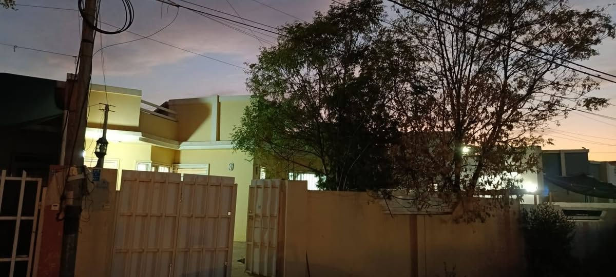 🏠 للبيع بيت سكني مميز في مجمع الزيتون

📍 الموقع: مجمع الزيتون، قريب من جامع دار السلام والمدرسة الكردية والأسواق، وقريب من جميع الخدمات.

📐 المساحة: 200 متر
🛏️ غرف النوم: غرفتان
🏡 الطابق: طابق واحد
🎨 الحالة: البيت مصبوغ حديثًا ونظيف جدًا، وجاهز للسكن.

💰 السعر: 7 دفاتر
🤝 يوجد مجال بسيط للتفاوض للجادين.

📞 للاستفسار والاتصال:
*********** كركوك, العراق
