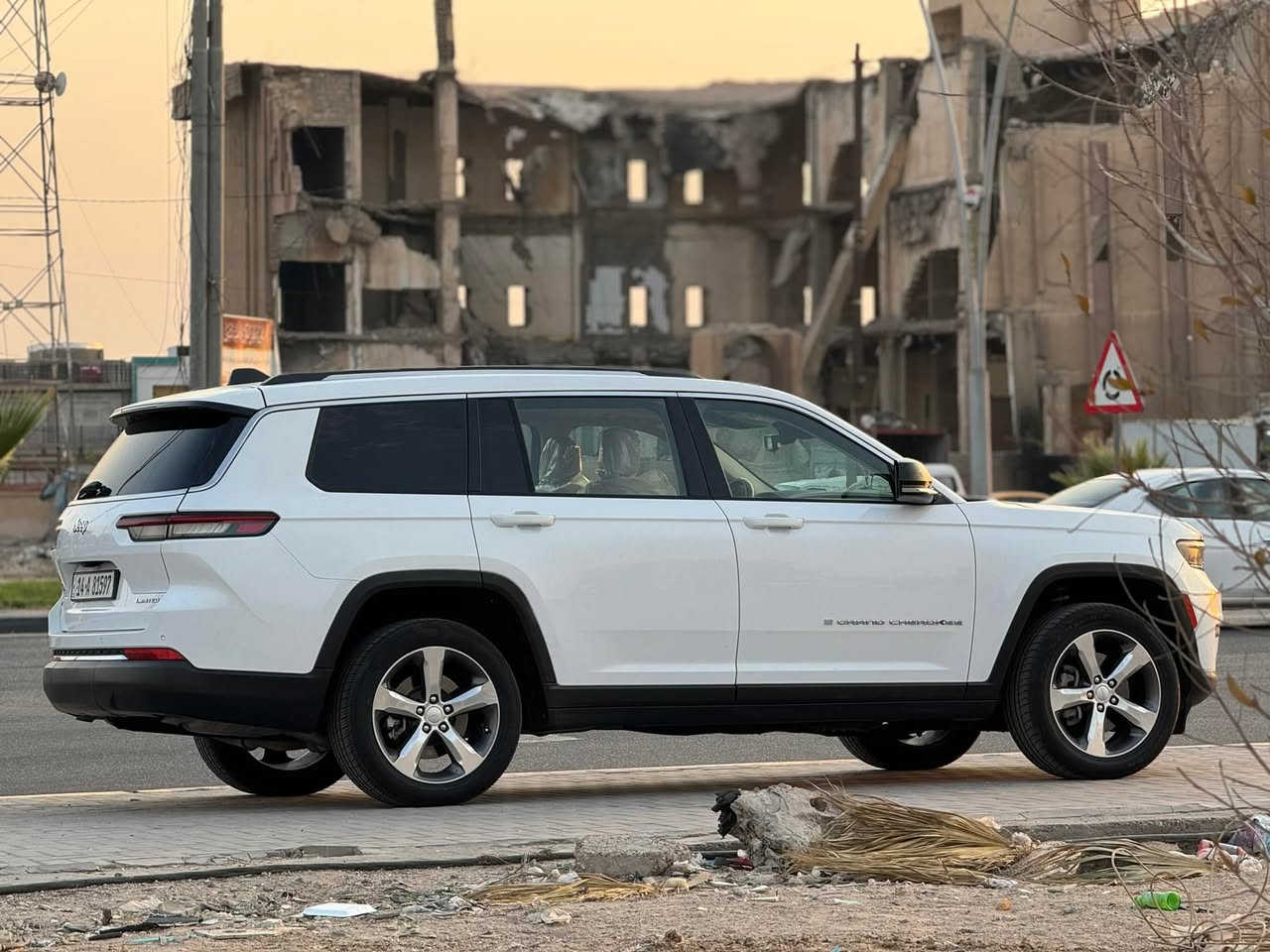 سلام عليكم 
للبيع جيب كراند شيروكي لمتد 7 راكب 2022 
تقرير غرق تعمل وتسير بالمزاد 
رقم بصره تحويل 
السياره جاهزه من كلشي وبدي كفاله العنوان القبله شارع المدارس 
السعر ٢٧٠قفل 
***********
