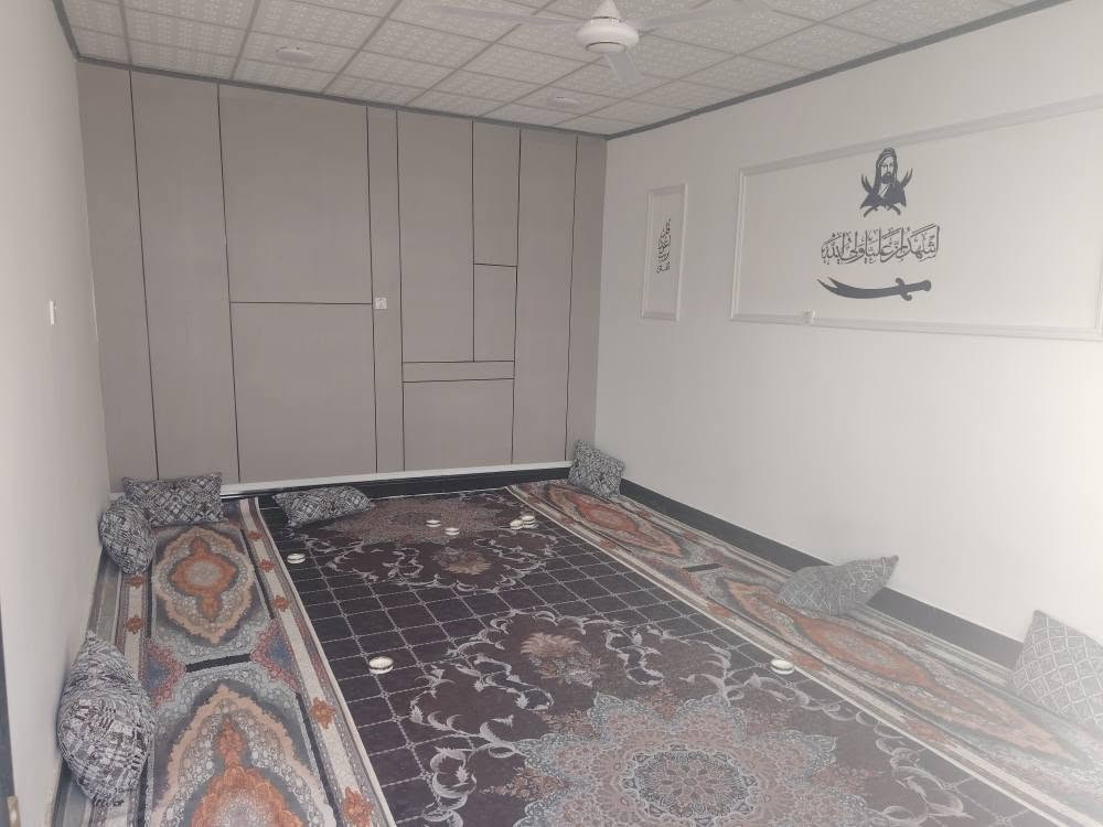بيت للبيع

بيت ١٤٠ متر للبيع شارع كربلاء عامود ١٣٤ طريق ياعلي
يحتوي على غرفتين وصاله كبيره ومطبخ واستقبال كبير وساحه مال بيت كله بورسلين وديكورات وسقوف ثانويه
البيت جاهز متصرف عليه دينار السعر خاص او التواصل على الرقم *********** النجف, العراق
