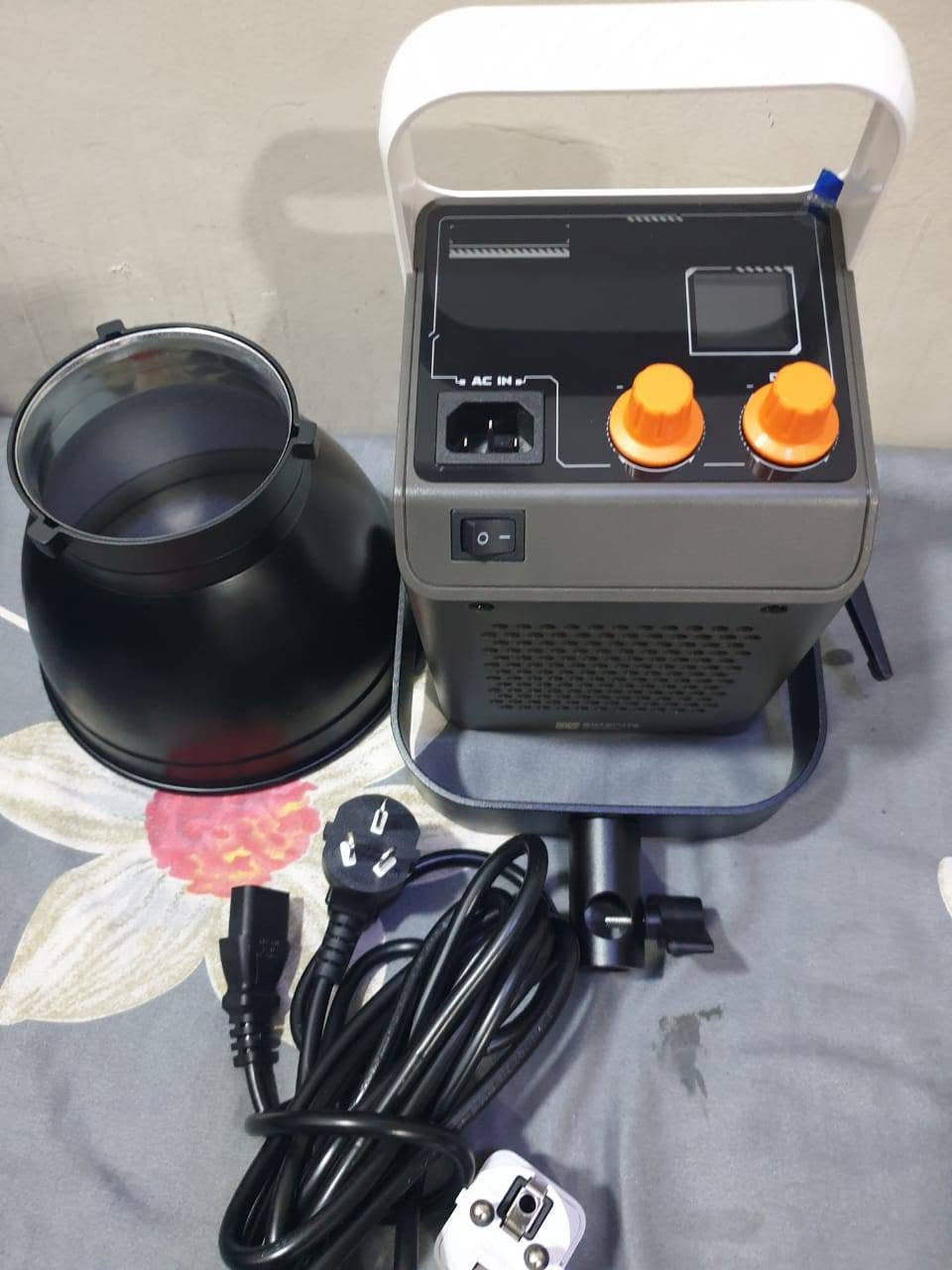اضائة تصوير مستمره 
بغداد سعر القطعه 125 الف استعمال مره وحده فقط شرط جديدة 
***********
الموديل: X-180RGB
الطاقة: 180 واط
مصدر الضوء: خرزة COB عالية الطاقة (Chip on Board LED)
درجة حرارة اللون: 2700 كلفن - 6500 كلفن (±200 كلفن)
CRI / TLCI: ≥97 / ≥98
أوضاع الألوان والتعتيم:
تدرج اللون (Hue): 0-360 درجة
التشبع (Saturation): 0%-100%
التعتيم (Dimmer): 0%-100%
المؤثرات الخاصة: 20 تأثيرًا
التحكم:
تطبيق LinkLite (عبر البلوتوث)
جهاز تحكم عن بعد لاسلكي 2.4G بـ 99 قناة
منفذ DMX512 (RJ45)
مسافة التحكم عن بعد: ≥30 مترًا
الأبعاد: 140140300 ملم
الطاقة المدخلة: 100-240 فولت تيار متردد ~ 50/60 هرتز

العلامة التجارية: Sidande
سلسلة المنتج: سلسلة COB
اسم المنتج: مصباح بث مباشر
أوضاع العمل: وضع CCT، وضع المشهد
مؤشر العرض: Ra≥95 (وضع CCT)
شاشة العرض: شاشة TFT مقاس 1.44 بوصة
مؤشر درجة حرارة اللون: وضع CCT من 2500 كلفن إلى 6500 كلفن
التحكم عن بعد بالبلوتوث: يدعم برنامج WeChat المصغر
أبعاد المنتج: 344*264.5*213.5 ملم
معايير السلامة: CE, RoHS، ومناسب للاستخدام في المناخات غير الاستوائية.
.
