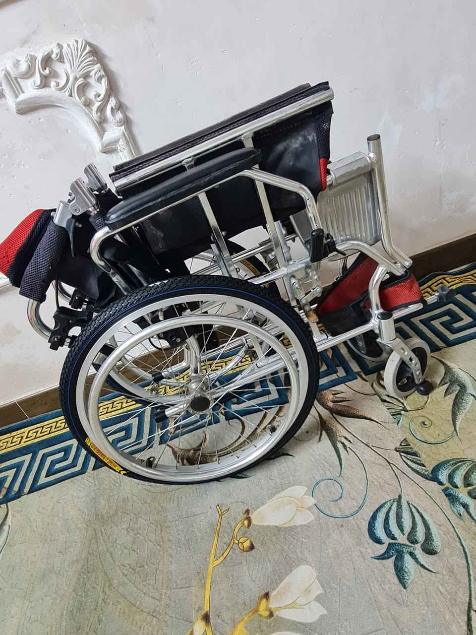 مقعد ٤٥ • هيكل ألمنيوم • أرجل متحركة
