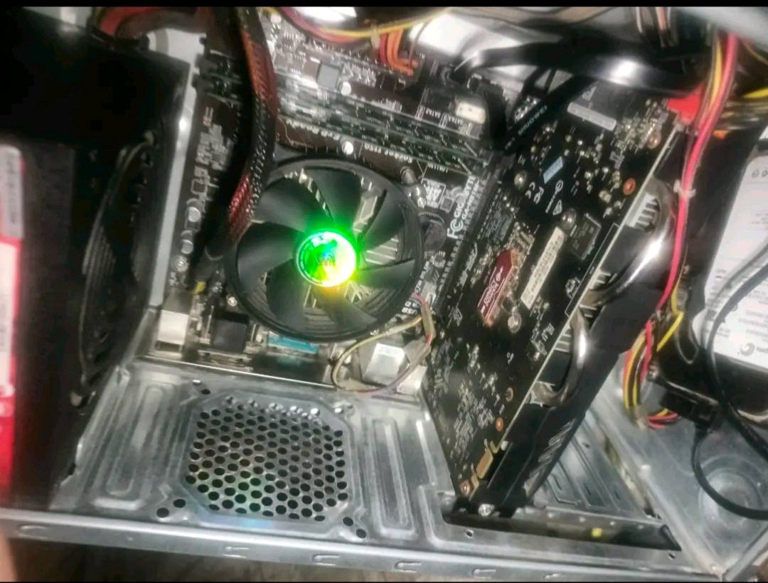 سلام عليكم pc  للبيع يجي ويا حساب ستيم بي ١٠٠ لعبة قويات وحديثات الحاسبة خير من اللة
معالج i5 _4460
كرت شاشهGTX960 asus
مذر بورد gigbayte
رامات 8
بور سبلاي 500w
ملحقات موس وكيبورد لوجتك 
موس باد سماعه ريد دراكون
يواسبي فاربر 850 يجي وياهة 1 كيبورت مكاني بغداد 
لسعر بس اب 200