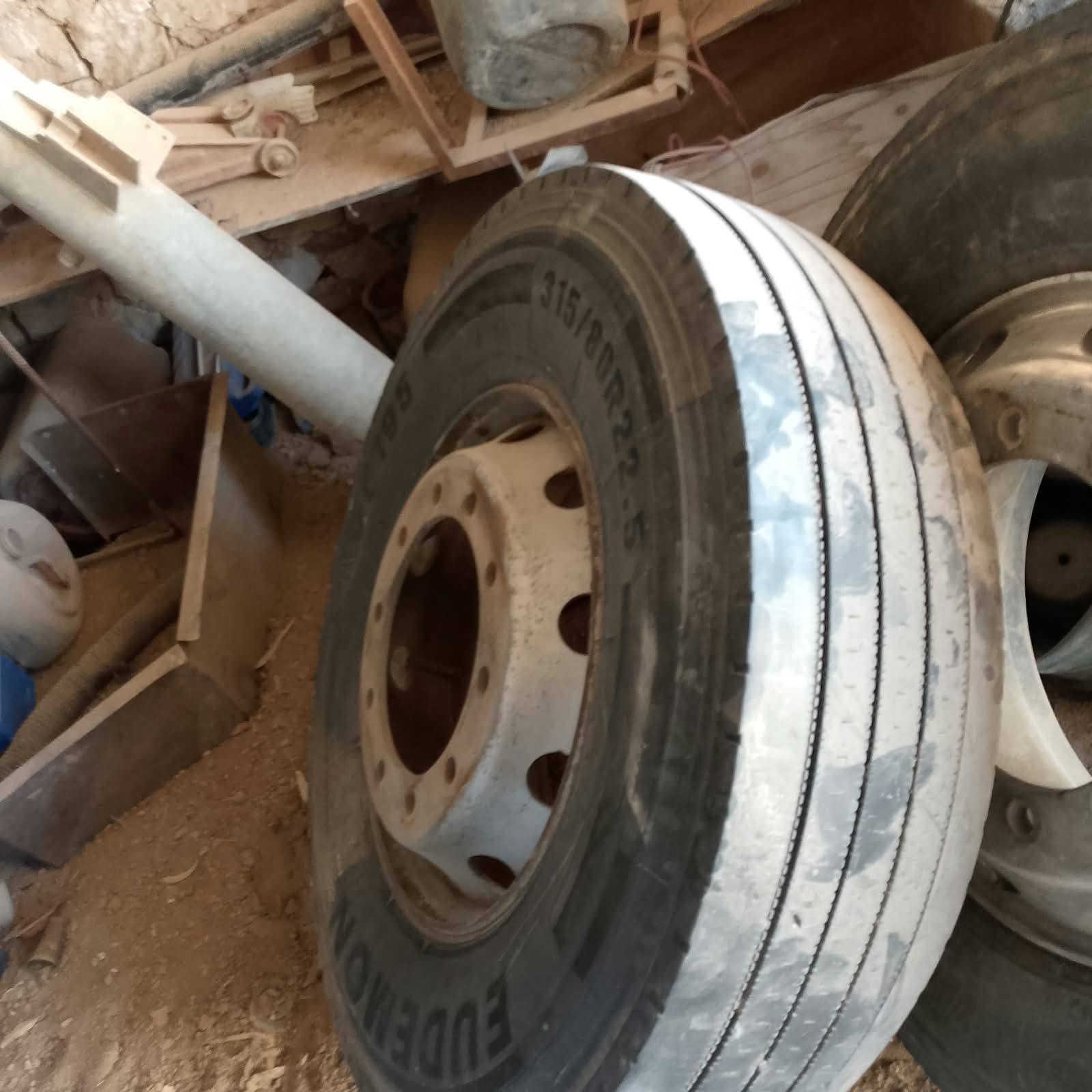 زوج إطارات صيني للبيع ٢٢ونص على ٨٠ بدون ويل نضيفات موجودات بالقائم ***********

