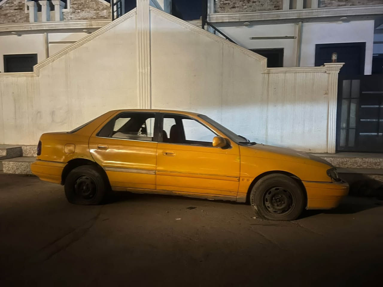 سلام عليكم سياره للبيع رقمها كركوك محركها كايم النترا دمعه موديل 95 بيها دفتر بانزين شرط الوكاله السعر 15 ورقه وبيها مجال قليل 
الاستفسار الاتصال ع رقم   ***********
