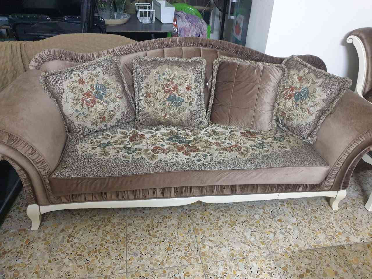تخم عشره مقاعد للبيع المكان بغداد الاتصال
***********
