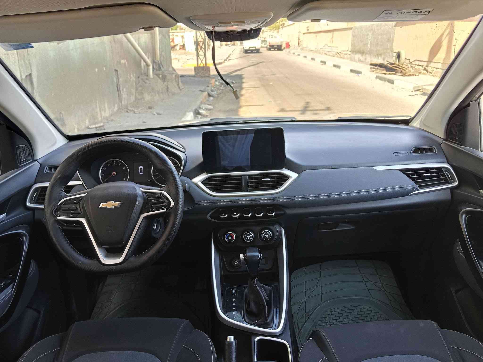 للبيع: شفروليه كابتيفا (Chevrolet Captiva)
 * الموديل: 2023 
 * اللون: رمادي / رصاصي 
 * المحرك: 4 سلندر سعة 1.5 لتر توربو (اقتصادي جداً في استهلاك البنزين)
 * ناقل الحركة : أوتوماتيك (CVT)
 * الرقم: بصره انكليزي   جاهزة للتحويل
 * إضاءة LED أمامية ونهارية 
 * شاشة لمس داخلية كبيرة تدعم Apple CarPlay و Android Auto.
 * كاميرا خلفية وحساسات للمساعدة على الركن.
 * مثبت سرعة (Cruise Control) وتحكم كامل من الاستيرن
 * نظام مكيف ممتاز مع فتحات تكييف خلفية.
 * أنظمة أمان متكاملة  ABS، نظام نظام الثبات الإلكتروني وايرباكات

حالة السيارة:
 * السيارة بحالة جيده جداً 
 * البدي ونظافة السيارة ممتازة كما موضح بالصور.
السعر: [ 140] وبيها مجال
للتواصل  *********** الرقم الثاني ***********
مكان السياره البصره
