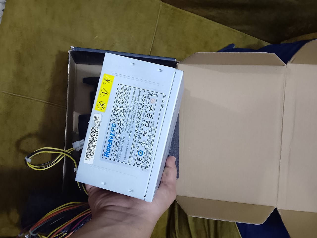 🖥️ للبيع PC متوسط – بغداد / الغزالية
للبيع PC متوسط، مناسب للدراسة، الاستخدام اليومي والألعاب الخفيفة.

🔹 المواصفات:
• المعالج: Intel Core i5-2400
• الرام: 12GB DDR3
• كرت الشاشة: AMD Radeon HD 7670
• التخزين: HDD 1TB
• النظام: Windows 10
. مع ملحقات ماوس كيبورد شاشه وصله انترنيت وبول سبلاي الخاص بيه الاصلي مع باكيتات المذر بورد والبور سبلاي المربوط جديد 650 واط والفديم الاصلي مالته 280 واط

⚠️ ملاحظة مهمة:
الجهاز يحتاج ربط وترتيب بعض الأسلاك، وما عندي وقت أرتبها حاليًا لأنني طالب سادس وما متفرغ، لذلك البيع على وضعه الحالي.

💰 السعر: 220,000 دينار عراقي قابل للتفاوض

📍 الموقع: بغداد – الغزالية

🚫 لا يوجد توصيل نهائيًا
📌 الاستلام من الغزالية فقط.

📞 للتواصل:
***********
