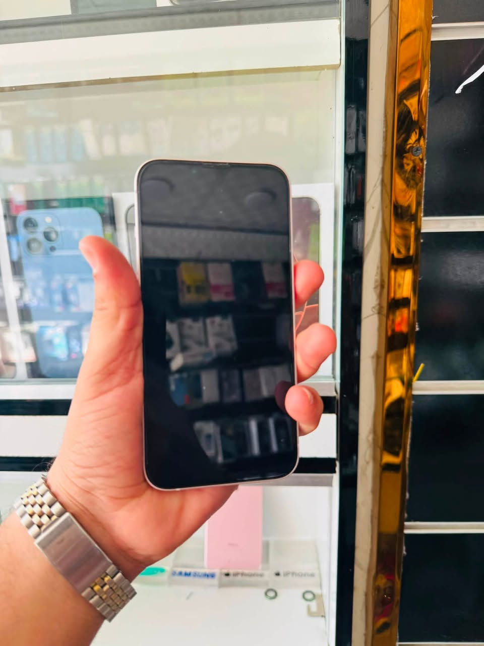 السلام عليكم 🫡
للبيع iPhone 13 عادي كامرتين 
ذاكرا 128 
بطاريه 85% بلاد 
نموذج M شرق اوسط ماستر 
نضافه 95% لون وردي 
الجهاز وتر بروڤ وضع شركه لا مبدل بيه ولا مصلح وكله شغال مابيه اي خلل السعر قفل ٣٤٠ الف مكاني بغداد مدينه الصدر رقمي ***********
