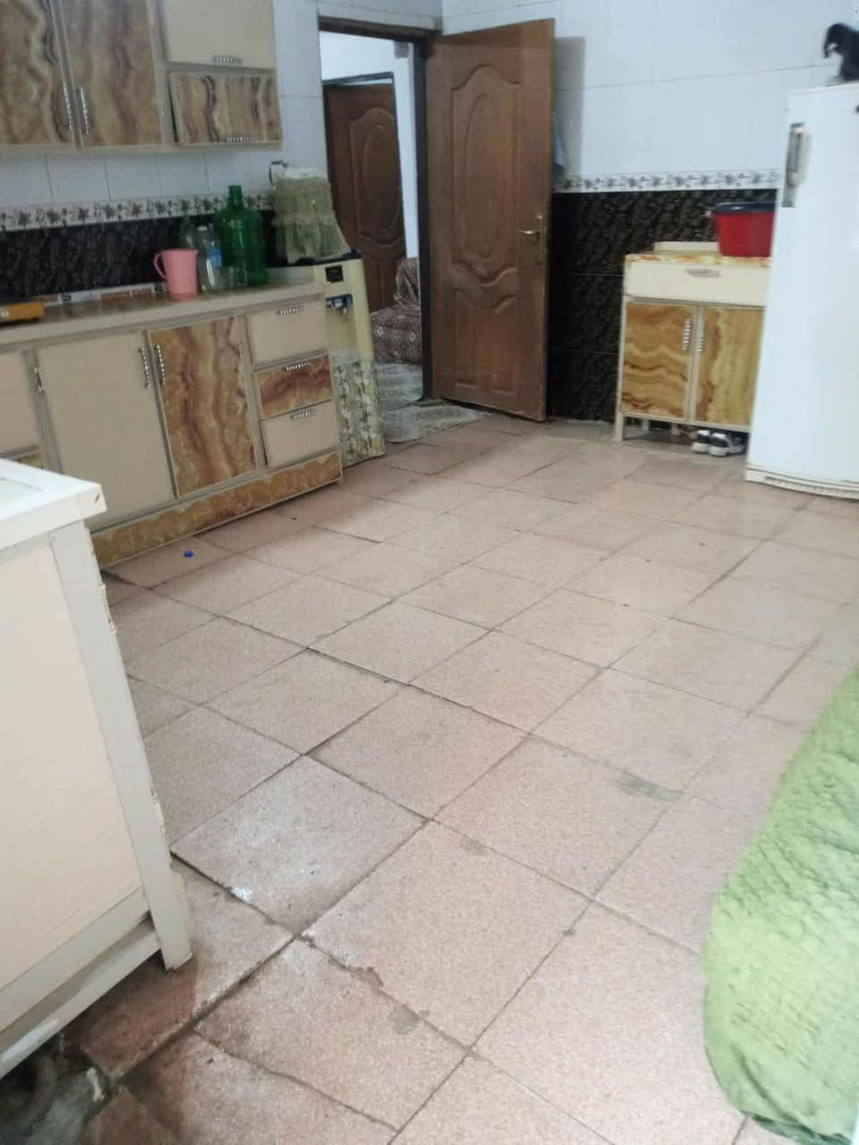 عليكم بيت مساحته 215 متره يحتوي على غرف نوم 3او ستقبال او مطبخ او صاله او مكشوفات 2او صبابه جبيره او صحيات داخل او خارج معه مشتمل مساحته 75متره يحتوي على غرفتين او مطبخ مفتوح على اصاله او صحيات داخل او صبابه زغيره العنوان نجف كوفه علوة الفحل تنينهن السعر 38اوبيهن مجال اتصل ابهاذا الرقم ***********‬‏
