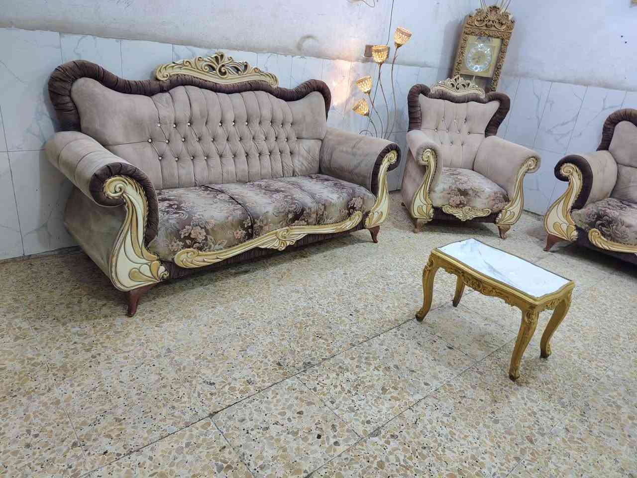 تخم 6 مقاعد نظيف
بدون اي ضرر سعره 165 وبي مجال مكان البياع 
اكو توصيل ب واتساب 
***********
