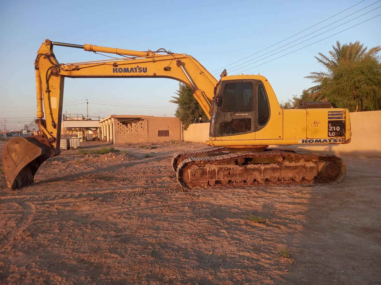 حفاره للبيع كوماتسو حجم 210Ls موديل 99 نضيفه وجاهزه للشغل مع جك فاركاوه 20 وكيله 60 اضافيه رقم اربيل مكانه الرمادي السعر 350 ورقه للاستفسار الاتصال على الأرقام التاليه ***********--- ***********
