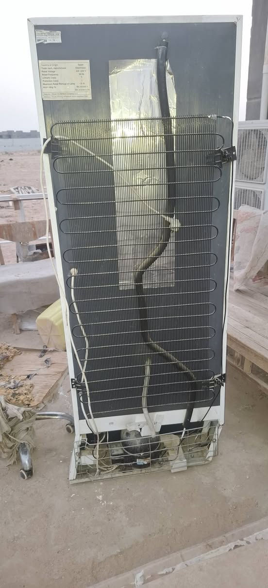 للبيع ثلاجه كماا موضحى بصوره الفريز ثلج بس الباب الجو ماكو بروده ماعرف السبب السعر ١٠٠ اتصل ***********
