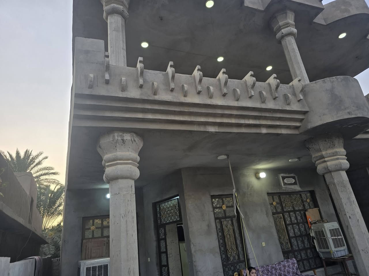 السلام عليكم
يوجد بيت طابو ملك صرف المساحه ٢٠٠ متر 
١٠ ×٢٠طابقين يتكون من ٥ غرف نوم ومطبخ واستقبال وهول الارضيه كاشي شغل مرتب الطابق الثاني سيراميك 
خدمات كاملة ماء كهرباء تبليط قريه الأسود المحموديه 
طريق خالص بعقوبه قريب على الشارع العام 
***********
