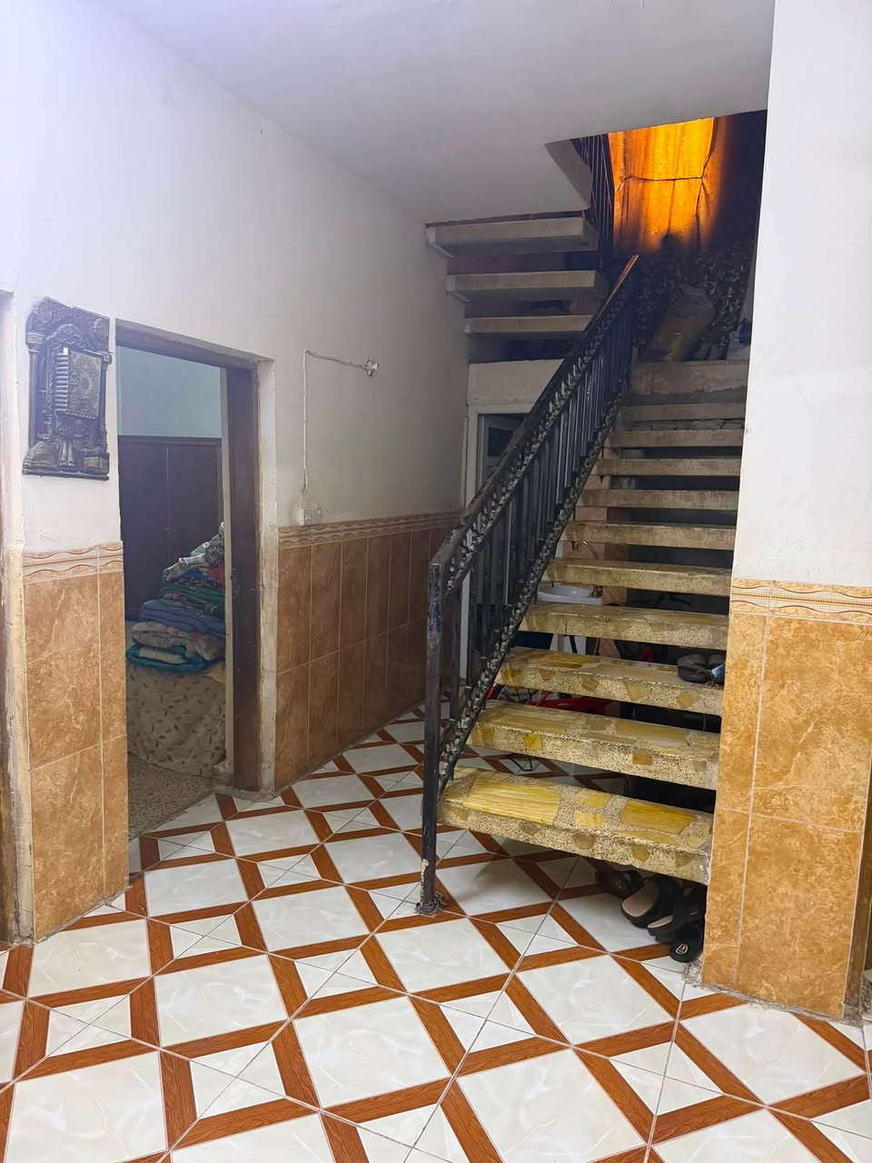 (( بسم الله الرحمن الرحيم))
 🟩 #دار_للبيع  #للبيع 
 ‏🌐 حي الجغيفي الاولى خلف مدرسه المجد 
 ‏🗺️ المساحة  200  
🖼️ركن 
 ‏🛣️مبلط و مجاري 
الشارع 15 او 10

 ‏💰السعرا لمتر 1.300مليون قابل للتفاوض 
◀️ تفاصيل أكثر للبيت  :-
1️⃣يحتوي البيت على 

2 غرفة 
حمام 2
صالة 
استقبال كبير
مطبخ حار وبارد 
طابق اونص مرتب من الداخل 
بناء جيد يصلح للسكن او الايجار 
بناء ثمانينات 
2️⃣ موقعها جيد جدا.. البيت مميز و قريب على المدارس والاسواق و نافذه على شارع المحيط مباشر و سعرها مناسب جدا  موقعها استراتيجي و منطقة راقيه جدا و ناس مثقفين 
3️⃣  واجهه  جيده للبناء 
4️⃣ تحويل مباشر دون اي مشاكل 
5️⃣ الوجة  10× النزال 20
6️⃣ السعر معروض حسب صاحب البيت و قابل للتفاوض
7️⃣ البيت  بسعر ممتاز 

مكتب قصر الرحاب للعقارات 
حي الشرطه قرب جامع التوفيق 

⚠️ للحصول على الصورة مراسلة الصفحة 
للمزيد من المعلومات و التفاصيل يرجى الاتصال بالأرقام التاليه.
*********** ابو عمار 
*********** نبهان
