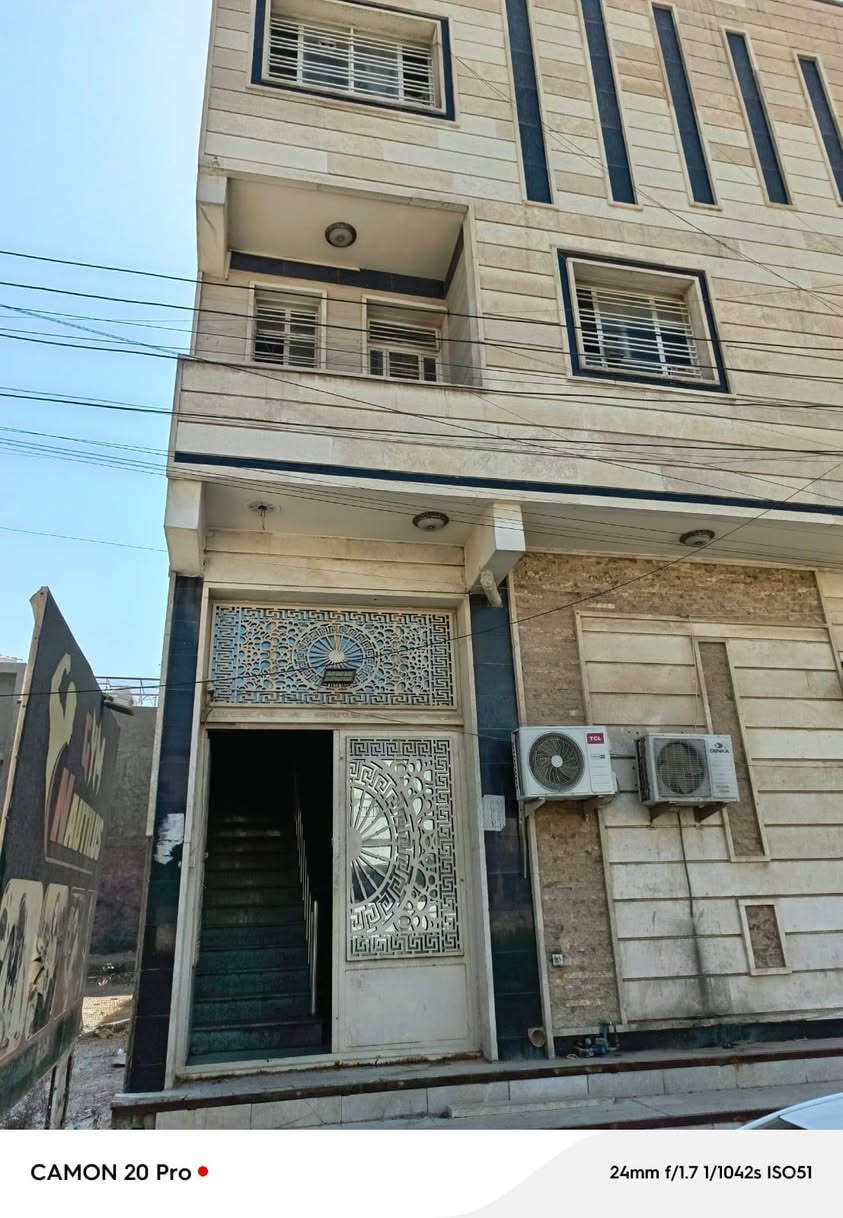 يالله بنايه مساحته 300م منطقة شهداء سيديه بغداد بيه 7 محلات وخمس شقق طابق ثاني وثالث جم على طول البنايه مؤجره كل البنايه الاستفسار
***********
