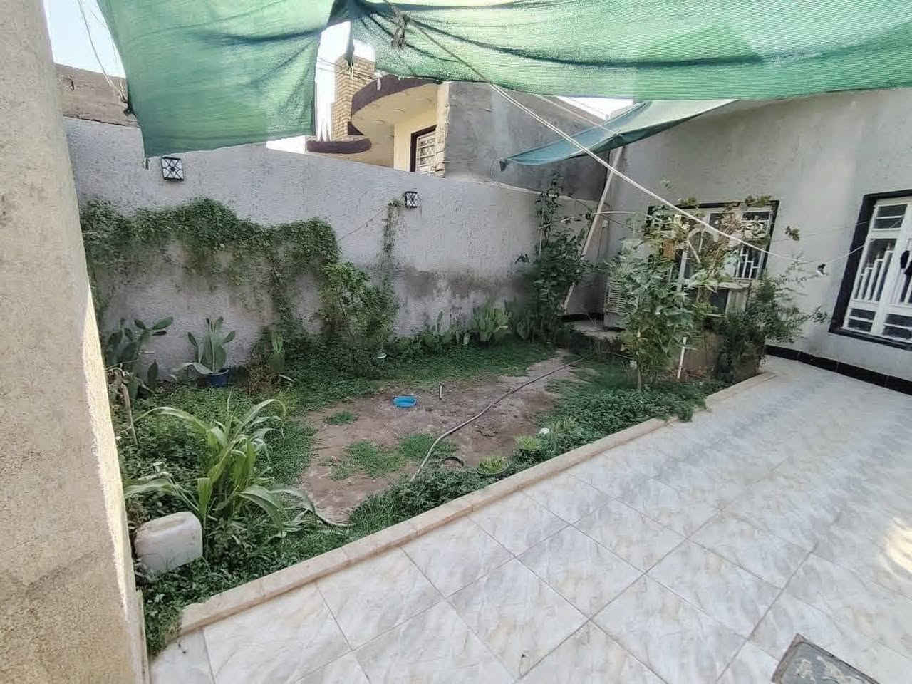 السلام دار للبيع المساحه 300 متر المكان الكوت حي الحكيم قرب صيدليه الشفيع مقابيل شارع الشهداء الدار يتكون من ثلاث غرف نوم وصاله واستقبال ومطبخ وترك داير البيت جنس العقار طابو زراعي سند ٢٥ امسجل بل بلديه ومرقم والشارع كهربا خطين أو ماي أو مجاري كامل الخدمات السعر65 أو بيه مجال الاستفسار ***********
