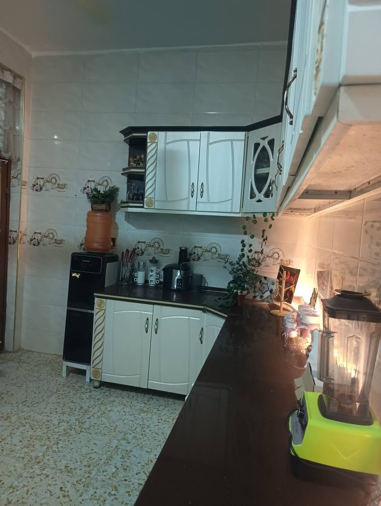 دار للبيع مساحه 130متر واجهه10نزال 13بناء حديث غرفتين نوم استقبال ضيوف مطبخ حار وبارد مجمع صحي داخلي وخارجي كليدور طابوزراعي سند 25 عنوان الدار حله بابل  خلف محطة اضواء بابل شارع 80 كربلاء  قريب ع شارع 80البيت 
تفاصيل اكثر عن الدار خاص اوتصال 
***********وتساب
***********اتصال حلة, بابل
