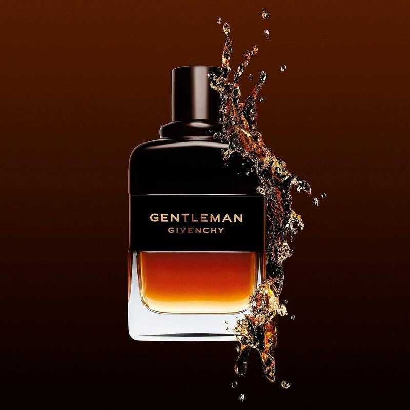 عطر جيفنشي جنتلمان ريزيرف بريفيه، العطر الفريد بنفحاته الزهرية الخشبية، المستوحى من قمة الرقي في عالم الويسكي الناعم والعطري. صُمم هذا العطر بالتعاون بين خبراء التقطير وخبراء العطور، حيث اجتمعت خبرة عالمين عطريين ليُقدما عطرًا رجاليًا فخمًا يليق بالرجل القوي والمتطور. يتجلى

التناغم الآسر بين نفحات الأزهار الرقيقة وعمق النفحات الخشبية من خلال تباينٍ بديع بين عبير السوسن الرقيق وخشب العنبر في عطر جيفنشي جنتلمان ريزيرف بريفيه. يضفي خلاصة الويسكي، المُصنعة في غراس باستخدام شعير من معمل تقطير اسكتلندي راقٍ، على هذا العطر الرجالي أناقةً نقيةً خالدة
السعر 130000
التوصيل لجميع المحافظات 
للتواصل ***********
