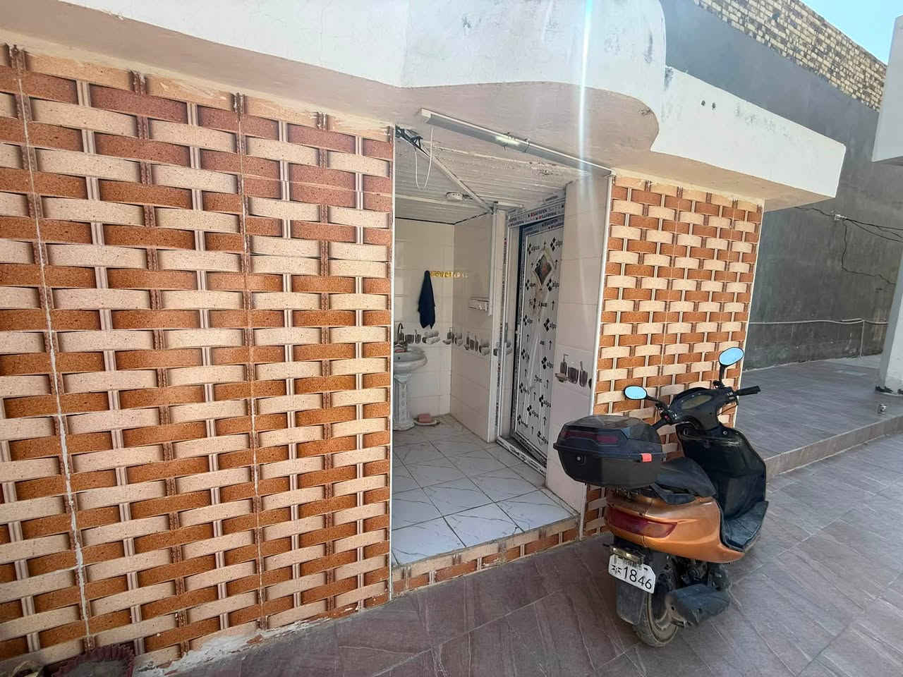 السلام عليكم ورحمة الله وبركاته 
للبيع او المراوس. 
المساحة :400 م
طابق واحد 
يحتوي على صاله +مطبخ+ صحيات عدد 2 خارجيه وداخليه كامله 
+ سابقاً يحتوي على غرفتين وتكدر ترجعه غرفتين لان فتحت الغرفه صاله 
البيت جاهز على 24 حباية 
متذب ربع دنيار! علي 
العنوان حلة ابو خستاوي 
مقابل مول. اهل الخير حي الميثاق .
للتنوية.
البيت اصلاح زراعي 
داخل قرار التطويب ومباشرين بلقرار. 

يرهم بيع ويرهم مراوس 
***********
***********
