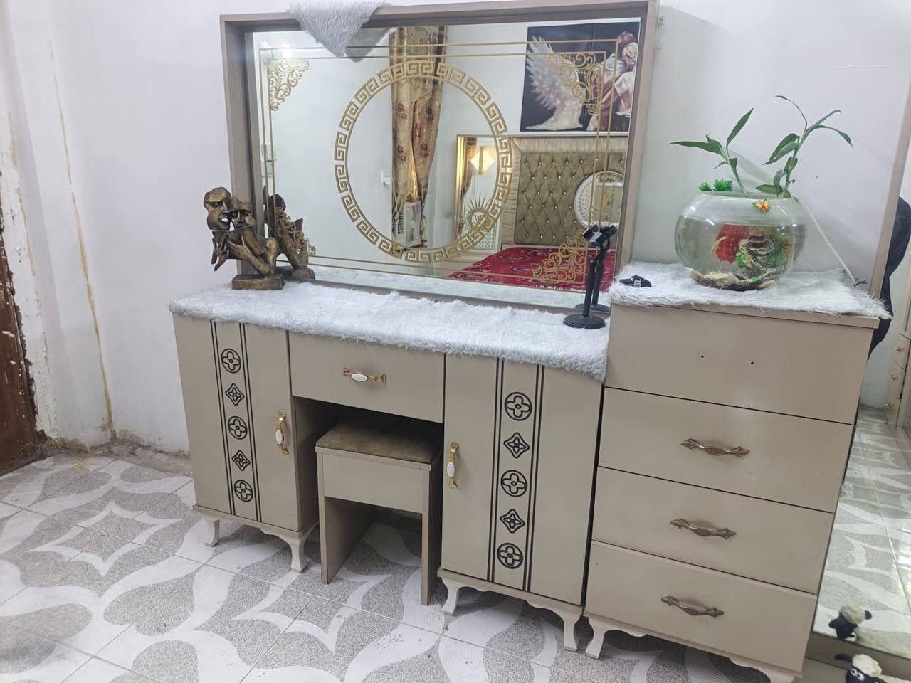 غرفه نوم نضيفه نضافته 80٪
مكاني الخطيب طابو 
سعر 800وبيه مجال 
***********
