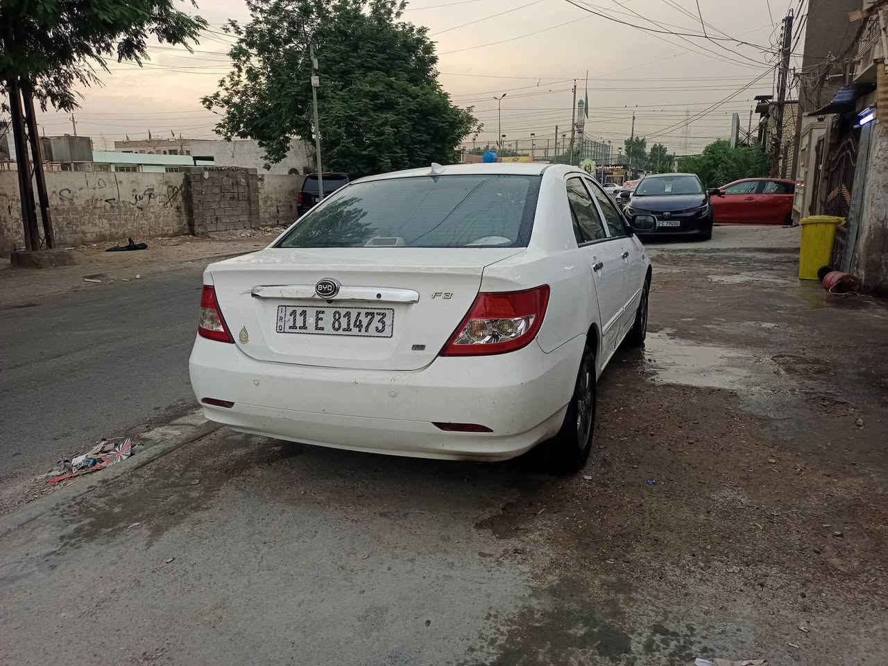 من الله السلام عليكم BYDF 3 السيارة جديده حيل مابيها اي نقص صدر امامي خلفي جديد كير مكينه  لاستيك ولف فقط تبريد ثلج بيها صبغ بين الباب الامامي والجاملغ شبر تقريبن السيارة كفاله  كهربائيات كلها على وضع الشركه رقم بغداد بأسمي كير عادي تحويل ثاني يوم السعر 56 وبيها مجال حك الجيه العنوان بغداد حي العامل ***********
