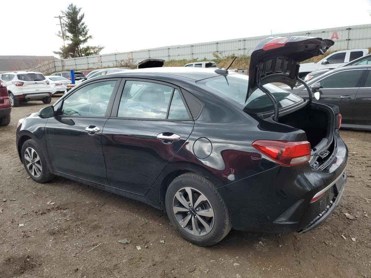 للبيع | كيا ريو (Kia Rio) 2023 – فول مواصفات
🔹 الموديل: 2023
🔹 الفئة: فووول مواصفات – وارد أمريكي بجم كبس  (استيراد شخصي)
🔹 المحرك: 1.6 لتر، 4 سلندر (اقتصادي جدًا في استهلاك الوقود)
🔹 ناقل الحركة: أوتوماتيك IVT
🔹 العداد: 49 ألف كم فقط
🔹 اللون الخارجي: أسود ملكي
🔹 الداخلية: مخمل بلون فاتح، نظيفة جدًا

✨ المواصفات:

- دخول وتشغيل ذكي (بصمة).
- شاشة كبيرة تدعم Apple CarPlay و Android Auto.
- كاميرا خلفية.
- بلوتوث.
- تحكم من المقود (الصوت والاتصالات).
- تبريد ثلج.
- 4 إيرباغات.
- رادارات.
- فرامل ديسك أربع عجلات.

📌 ملاحظات:

- السيارة بدون رقم.
- تحويل مباشر.
- الضرر خفيف جدًا في الجنطة فقط، وما زالت على وضعيتها ولم تُصلَّح.
- سيارة نظيفة جدًا، جاهزة للاستخدام، و"خير من الله" إن شاء الله.   السعر المطلوب ١١٦ وبيها مجال 
العنوان بغداد الكاظمية 
للاستفسار ، على خاص  او الاتصال واتساب ***********
.
