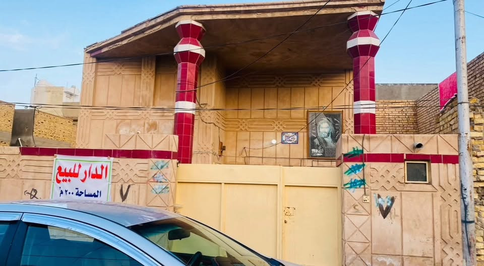 دار للبيع
طابق واحد المساحة 200 م الواجهة 10 النزال 20 

يحتوي على غرفتين نوم ومطبخ واستقبال وصاله وحديقه وكراج ودورات مياه ثلاث

علماً ان بناء الدار عكأدة

الجته مقابيل الاسكان قرب مرطبات ميلانو

للاستفسار ***********
