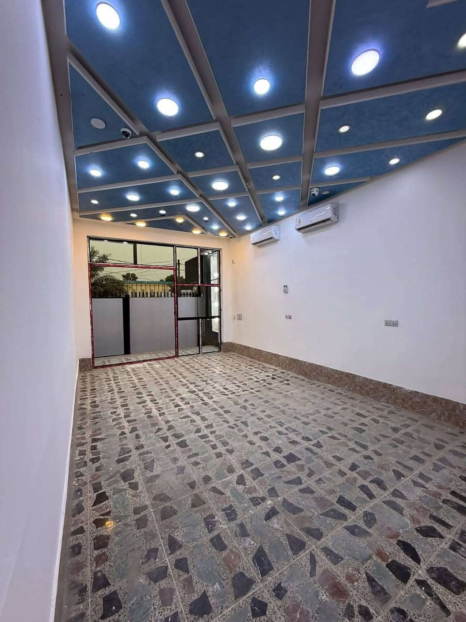 عقار للبيع 
مساحه ١١٠واجهه٥/٥٠م النزال ٢٠م بيت جديد داخل وخارج مرمر يتكون من ٥غرف نوم ومطبخ وصاله و٣ حمامات موقه جيد امام مدرسة ذات النطاقين لايوجد جار مقابله مدرسه وشارع ١٥ م وفي نفس الشارع روضة الاقمار الحكوميه للا تصال متوفر وات 
*********** ابو حيدر
