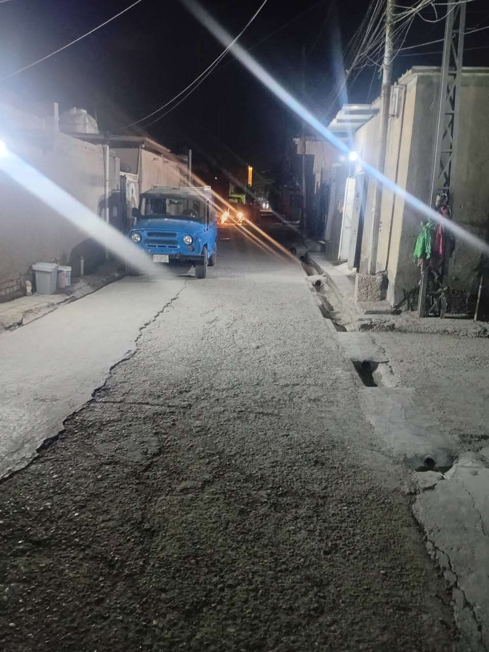 دار للبيع ٢٠٠م ركن الصويره حي العمال يحتوي على كلدور غرفة نوم  واستقبال وهول ومطبخ وصحيات داخليه وخارجيه مع كراج سياره وحديقه. الطابق الثاني غرفتين نوم ومجمع صحيات للاتصال على
***********
***********
ابوحسن@
