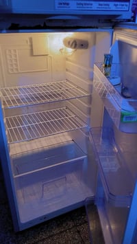 ثلاجه للبيع شغاله ونضيفه جداً مستعجل على بيعتها لغرض الانتقال السعر ( ...