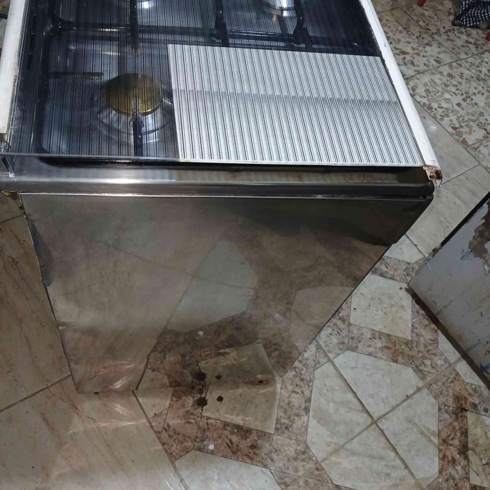 طباخ نوعيته رويال مصري شكل حديث ٤ مشاعل فرن دكمتين استيل شبيه جديد شرط أو شغال على فحص للبيع

نص مكتوب في الصور:
- Royale
- رويال
