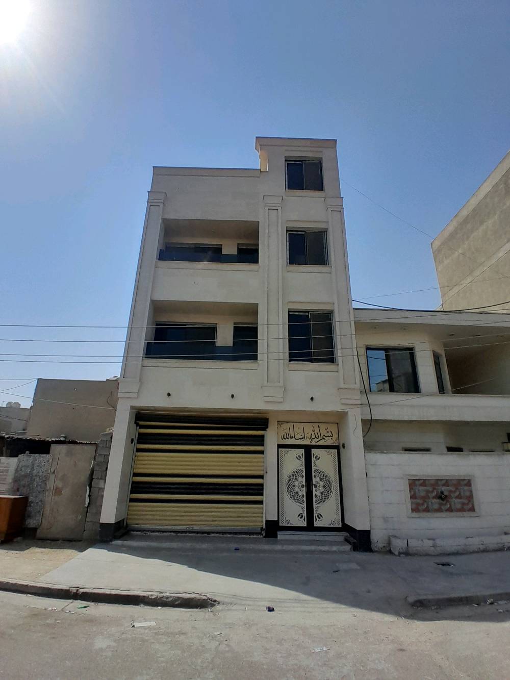 بنايه للبيع تجاريه مساحته ١٠٠ متر الواجهه ٧ النزال ١٥.٦٠٠/ ٣ طوابق الطابق الارضي تحتوي على محل +شقه تحتوي على غرفه نوم وهول ومطبخ وخدمات الطابق الثاني غرف نوم ٢ وهول ومطبخ وخدمات الطابق الثالث غرف نوم ٢ وهول ومطبخ وخدمات +السطح شتايكر+ بناء البنايه  سنه ٢٠٢٦ بنايه مجهزه بلكامل موقع البنايه بغداد الدوره الإسكان شارع التجاري للستفسار 
***********