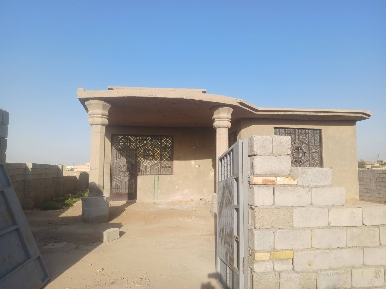 بيت البيع المساحة 600متر العنوان بغداد تقاطع النهروان منطقت الجوادين رقم ***********
