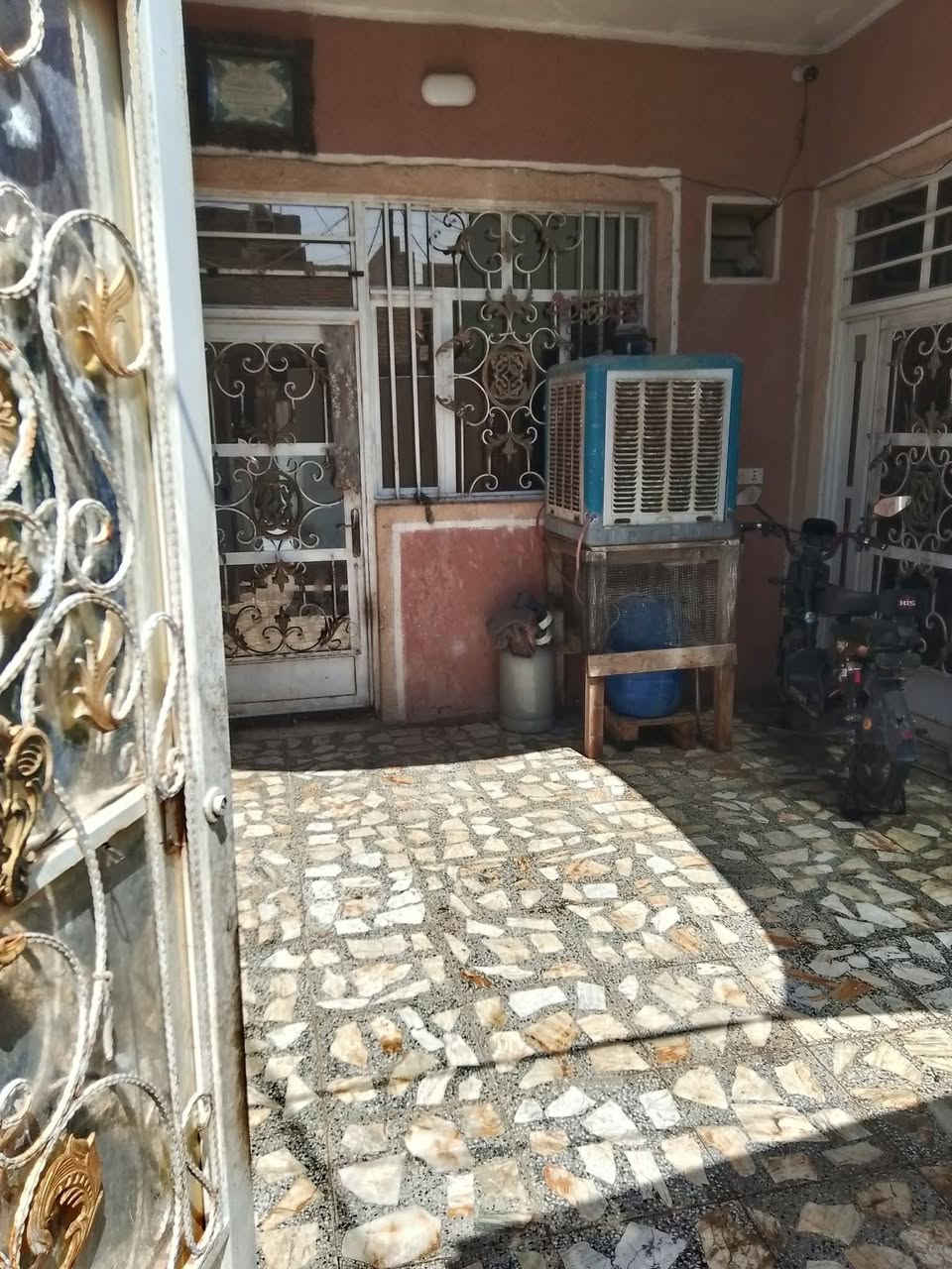 بيت مساحه104/ 8 في 13طابقين كامل بدون نقص 3غرفه نوم مطبخ مفتوح 3حمامات استقبال شارع تبليط ورصيف حديث بغداد الشعب حي الجزائر خلف السده فتحه المضخه طابوزراعي اتصال على رقم *********** ابومرتضى الكعبي
