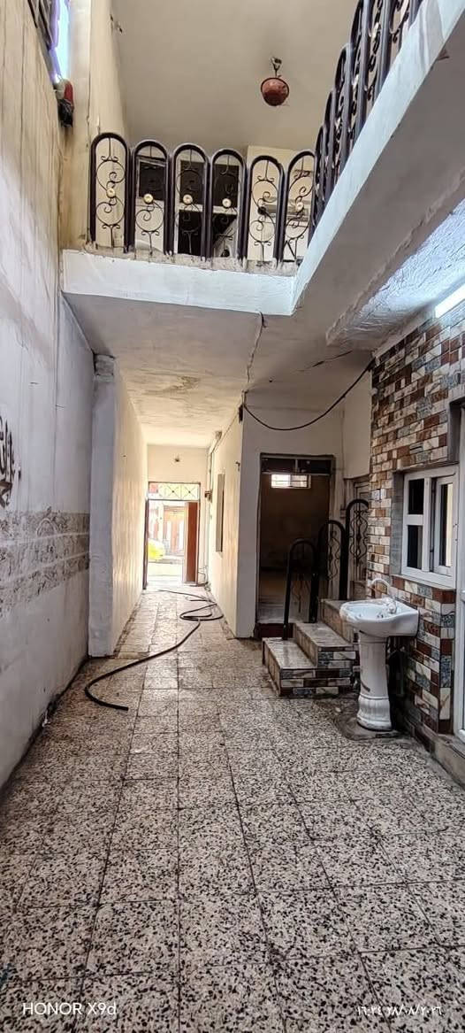 بيت للبيع مساحه ١٠٠م سندطابوالزهور 
إتجاه قبله 
((( شرقي غربي )))
غرفتين نوم وهول ومطبخ واستقبال 
الموصل/ حي الكرامه 
قبل فرع مرطبات الشجره 
قريب عالسوق 
السعر 70 مليون 
***********
 ***********
