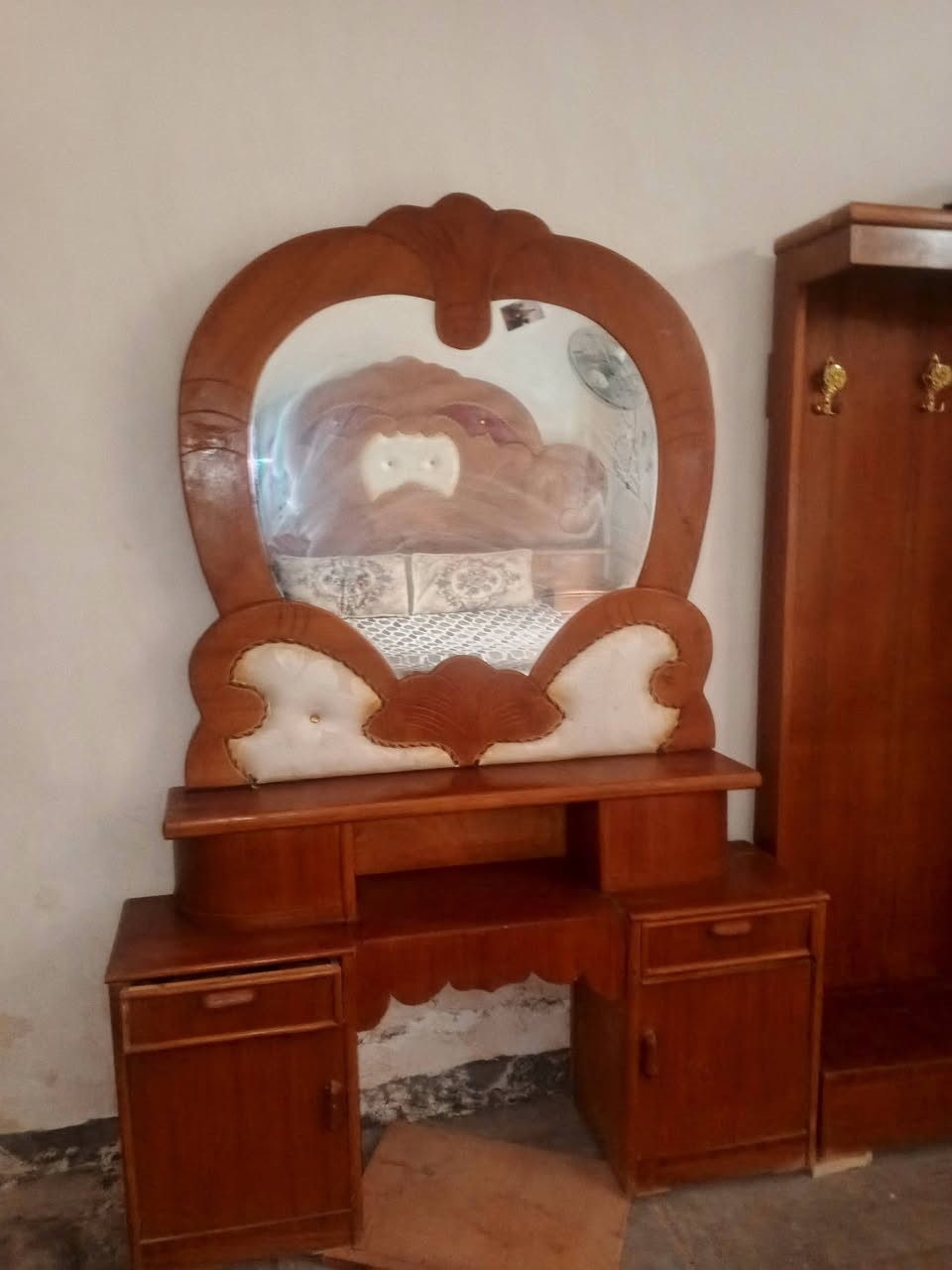 غرفه نوم ٥ بيبان نضيفه وحلوه
السعر ٥٥٠ وبيها مجال قليل
مكاني دوانيه حي العسكري 
شراي خاص او ***********
