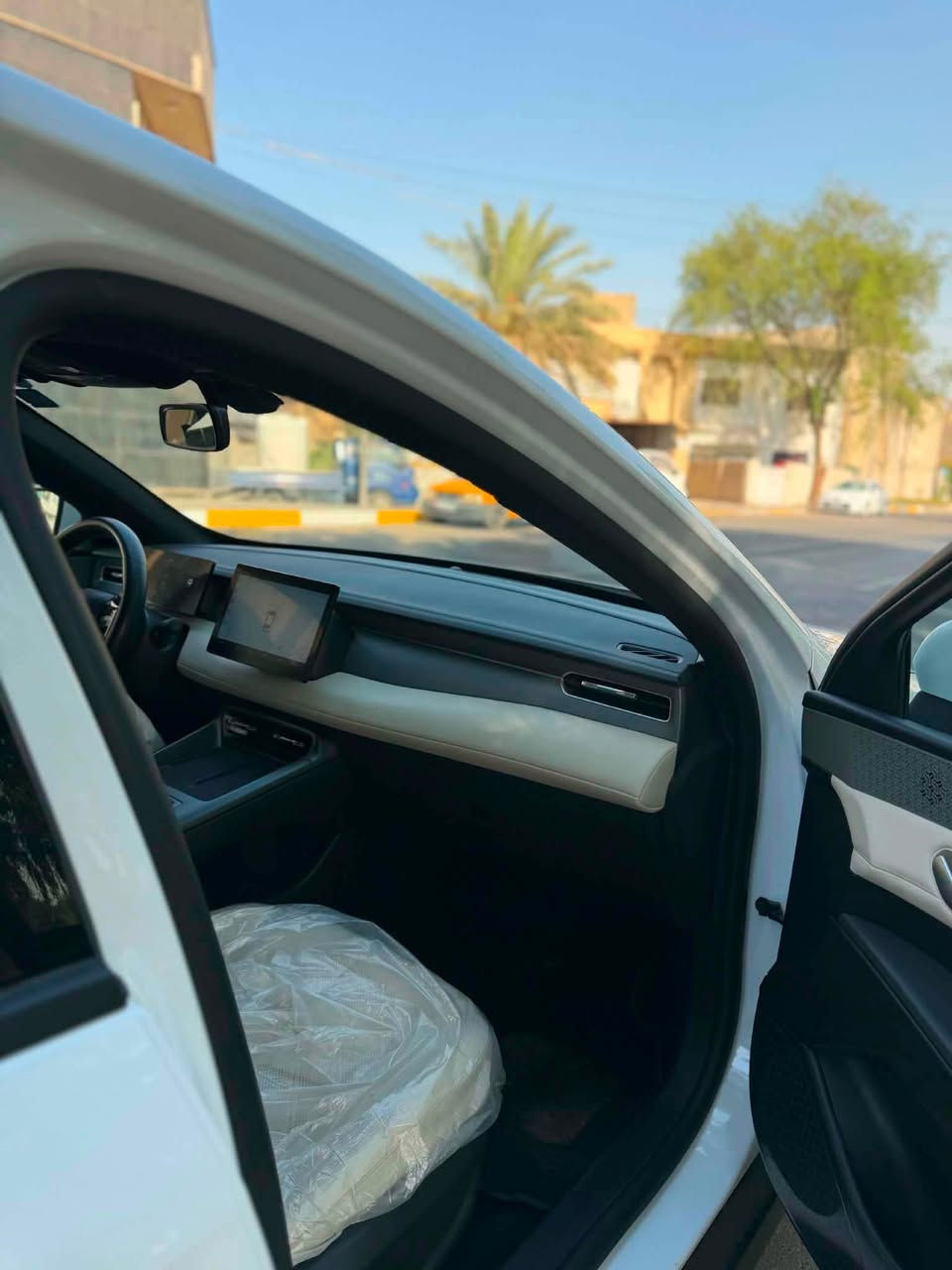 للبيع بي واي دي كن بلاص byd qin plus 2025
مواصفات معروفة 
داخل ابيض المرغوب
ماشية 4 الف كيلومتر
سياره جديده بمعنه الكلمه بيها طخه ب حافة البنيد وبيها شخط بل دعاميه الخلفيه فقط باقي السياره مكفولة
غراضهة كاملة كاعيات وشاحنة 
مكان السياره بغداد
للستفسار ***********
