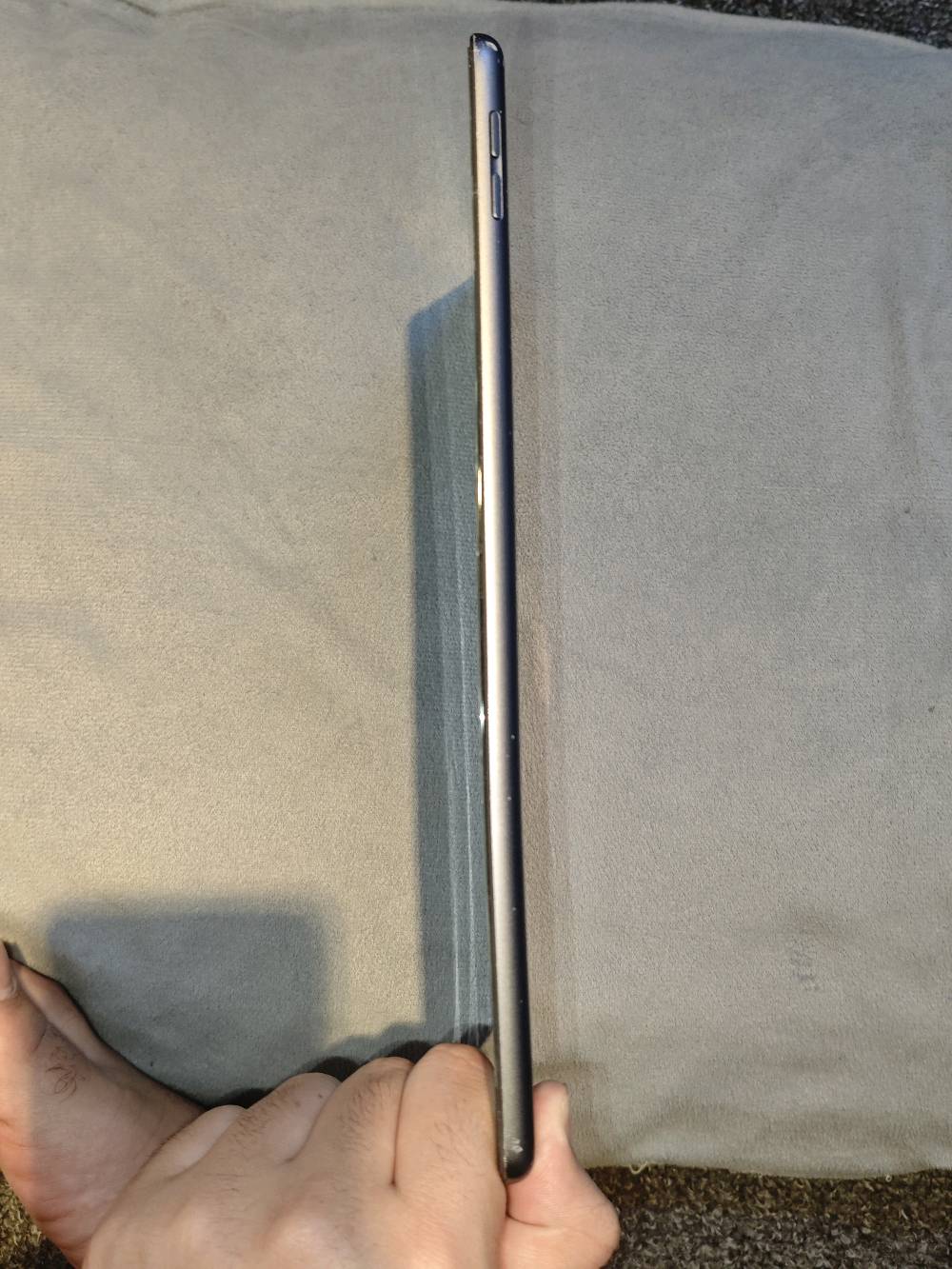 للبيع: iPad الجيل الثامن (2020) - 32GB (Wi-Fi)

الموديل: iPad الجيل الثامن (8th Generation) - النسخة الأمريكية

الأداء والبصمة: الشاشة الداخلية (LCD)، اللمس، الكاميرات، ** وبصمة الإصبع (Touch ID)** شغالين تمام وبدون مشاكل.

الدعم: يدعم قلم Apple Pencil (الجيل الأول) والكي بورد الذكي.

النظام: يعمل بنظام iPadOS 18.3.1.

سنة الإنتاج: ديسمبر 2020 (العمر الفعلي: 5 سنوات و8 أشهر).

الشاشة: 10.2 بوصة.

السعة الكلية: 32 جيجابايت.

ملاحظات:
الشاشة: مكسورة وتحتاج استبدال زجاج/شاشة.
البطارية: مستهلكة وتفرغ بسرعة، بحاجة لتغيير.
الهيكل: انحناءة بسيطة (نحة) بالهيكل مع انفصال لاصق الشاشة الجانبي.
الصوت: خفيف ويحتاج تنظيف لفتحات السماعات السفليّة من الأتربة.
وين مكانك بالضبط؟ بأي مدينة/منطقة حتى المشتري يعرف شلون يوصلك؟: 
مدينة الصدر قطاع 43 
نتفق عل بكان قريب
هل تريد البيع مع شاحن/كابل أو أي ملحقات ثانية لو بس الجهاز وحده؟: 
لا
السعر النهائي شكد؟ وهل قابل للتفاوض لو ثابت؟: 
100قفل
هل أكو أي قطعة متبدلة أو تصليح سابق غير الشاشة والبطارية؟: 
لا
تقبل فحص وتجربة قبل الشراء لو تريد التسليم فقط بمكان محدد؟: 
فحص قبل شراء بس مو يختلف عليه كتبت كل شي شبي عطلات 